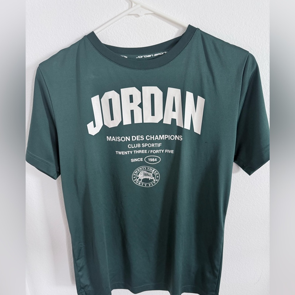Jordan boys shirt Large